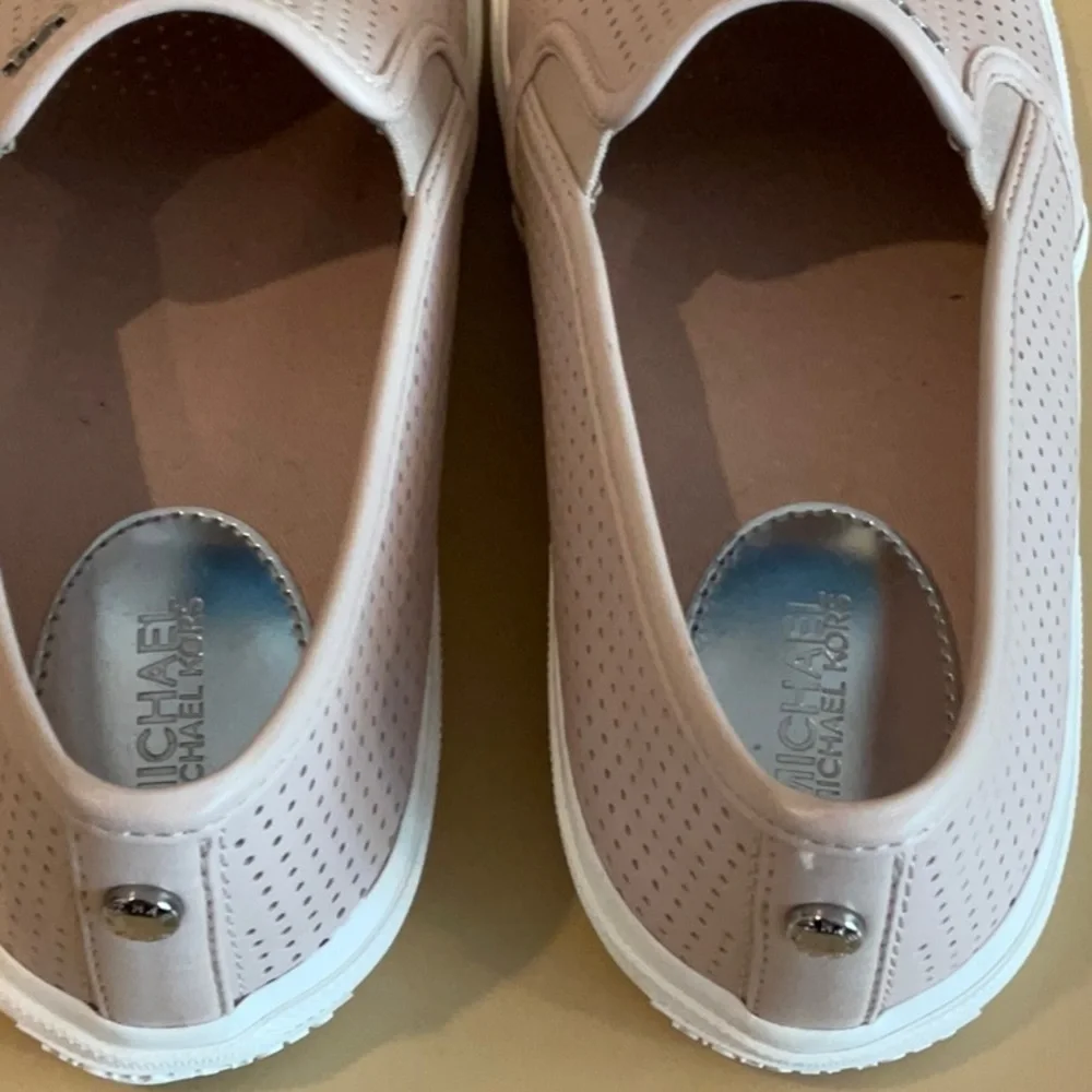 Micheal Micheal Kors woman’s pink perforated sneaker